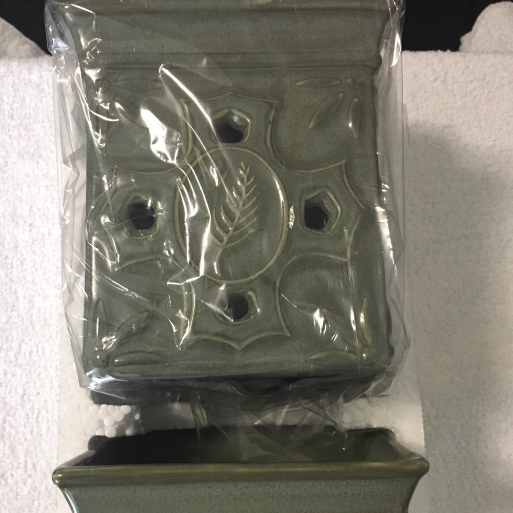 Garden Column Wax Melt Warmer & Dish by Meleuca